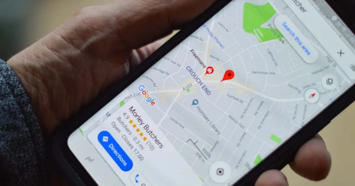 Smartphone affichant Google Maps avec fiche commerce local et avis 5 étoiles - référencement local